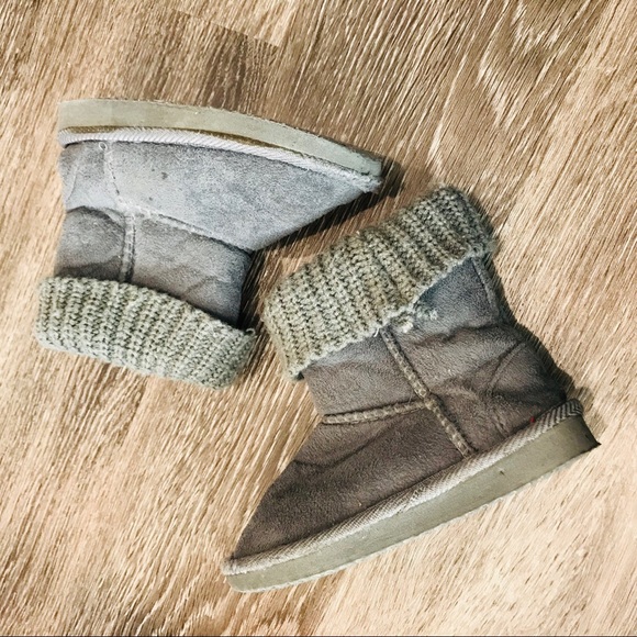 BOGO: Fake Uggs - Picture 1 of 5
